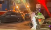 Clip thót tim khoảnh khắc tài xế rời khỏi ôtô chỉ vài giây trước khi bị tàu hỏa tông