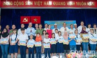 Phó Thủ tướng thường trực Trương Hoà Bình tặng quà cho học sinh người Chăm tại TP.HCM