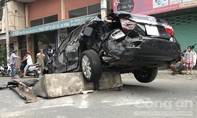 Ô tô Camry bị container tông nát ở Sài Gòn