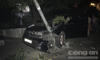 TPHCM: Ô tô Camry tông sập tường nhà dân, húc ngã cột đèn