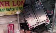 Xe tải va chạm xe khách rồi lao vào tông sập nhà dân, 2 người bị thương