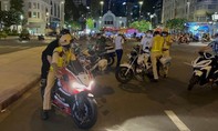 Hàng chục xe máy nghi “độ chế” đậu tràn lan ở phố đi bộ Nguyễn Huệ bị xử lý