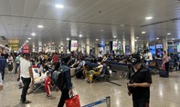 Sân bay Tân Sơn Nhất đông nhưng vẫn ổn định trong ngày 28 Tết