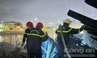 Vụ cháy nhà ven kênh Tàu Hủ: Cảnh sát xuyên đêm túc trực, khám nghiệm hiện trường