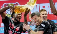 Clip các cầu thủ cho HLV Alonso “tắm bia” sau khi vô địch Bundesliga trước 5 vòng