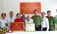 Trung tướng Lê Hồng Nam trao Huy hiệu 80 năm tuổi Đảng cho đảng viên lão thành