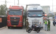 Hàng loạt xe đầu kéo dừng, đỗ trái phép tại Khu công nghiệp Sóng Thần bị CSGT xử lý