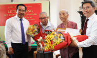 Lãnh đạo TPHCM trao Huy hiệu 80 năm tuổi Đảng cho cán bộ lão thành cách mạng