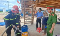 Công an chở nước sạch phục vụ sinh hoạt cho 300 người dân vùng thiên tai tái định cư