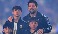 Video: Messi bật khóc trên đường ra sân đá trận cuối cùng chia tay đội tuyển Argentina
