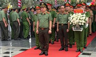 Ban Giám đốc Công an TPHCM dâng hương, dâng hoa tưởng niệm nữ Anh hùng liệt sĩ Võ Thị Sáu