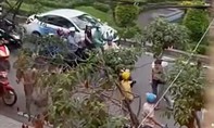 TPHCM: Khởi tố 2 người đi xe máy rượt đuổi, kẹp cổ tài xế trên đường Phan Xích Long