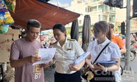 Phường Hạnh Thông 'xuống phố, vào chợ' hỗ trợ tiểu thương 'số hóa' tài khoản theo quy định mới