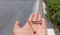 CSGT Công an TPHCM quét dọn hàng trăm cây đinh vít rơi vãi trên đường