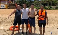 4 du khách tắm biển Cửa Tùng bị sóng lớn cuốn ra xa, may mắn được cứu sống kịp thời