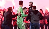 Trận derby Praha bị gián đoạn bởi hàng trăm cổ động viên cầm pháo sáng tràn xuống sân