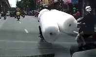 Video: Xe máy chở hàng cồng kềnh va quẹt giao thông khiến cô gái ngã nhào