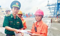CSGT cùng Bộ đội Biên phòng tuyên truyền pháp luật cho cán bộ, nhân viên cảng biển