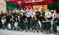 Chủ tịch Quốc hội Trần Thanh Mẫn dâng hương các Anh hùng liệt sĩ, tặng quà tri ân người có công tại TPHCM