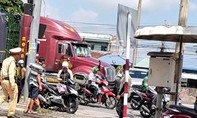 Kẹt giữa xe container và ô tô du lịch, một phụ nữ thoát chết trong gang tấc