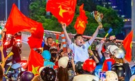 Video: Cổ động viên đổ ra đường mừng chiến thắng sau trận Việt Nam đánh bại Thái Lan 2-0