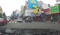 Mời làm việc với tài xế ô tô ép ngã người đi xe máy rồi bỏ chạy ở TPHCM