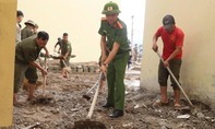 Công an và Quân đội dọn dẹp, vệ sinh các trường nội trú vùng biên trước ngày khai giảng
