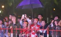 Cổ động viên xứ Quảng đứng dưới mưa cổ vũ ĐT Việt Nam
