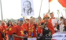 CĐV nhuộm đỏ Mỹ Đình cổ vũ tuyển Việt Nam