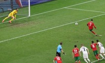 Clip Ronaldo hỏng phạt đền, Bồ Đào Nha vất vả vào tứ kết
