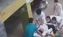 Video: Bác sĩ trẻ nhảy lên cáng ép tim, kịp thời cứu người đàn ông ngừng tuần hoàn