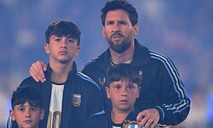 Video: Messi bật khóc trên đường ra sân đá trận cuối cùng chia tay đội tuyển Argentina