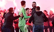 Trận derby Praha bị gián đoạn bởi hàng trăm cổ động viên cầm pháo sáng tràn xuống sân