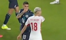 Cầu thủ đầu tiên bị thẻ đỏ vì luật mới ở World Cup 2026, với hành vi che miệng nói chuyện với đối thủ