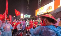 Cổ động viên tại TPHCM đội mưa 'tiếp lửa' cho đội tuyển Việt Nam