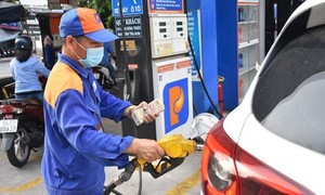 Giá xăng dầu tiếp tục giảm, xăng RON-95 còn 21.443 đồng/lít