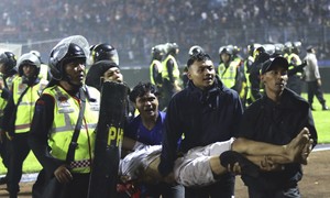 Nhân chứng kể lại giây phút vụ giẫm đạp tại sân vận động ở Indonesia