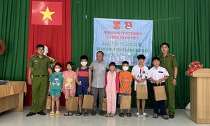 Trao tặng dụng cụ học tập đến các em học sinh xã Long Hoà, huyện Cần Giờ