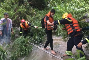 Cảnh sát PCCC&CNCH giải cứu 23 người mắc kẹt tại suối Tiên do mưa lũ