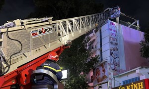 Cửa cuốn chập điện gây cháy tại thẩm mỹ viện ở TPHCM, 7 người được cứu