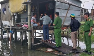 Công an “gõ từng nhà” giúp người dân phòng chống bão Noru