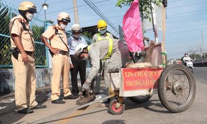 TPHCM: CSGT phối hợp hút đinh trên đường để người dân về quê an toàn