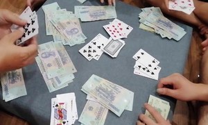 Bắt quả tang 4 cán bộ Chi cục dự trữ Nhà nước đánh bạc
