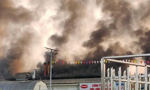 Trăm cảnh sát dập đám cháy lớn tại nhà máy bánh kẹo trong khu kinh tế Chân Mây