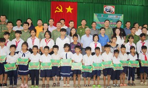 Đoàn Thanh niên Công an TPHCM xây cầu nông thôn, tặng quà người dân tại Trà Vinh