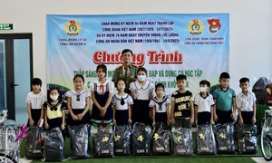 Công an Quận 4: Về nguồn, tặng quà cho học sinh nghèo tại Bình Thuận