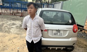 CSGT tuần tra phát hiện thiếu niên 15 tuổi lái ô tô trên đường