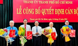 Trao Quyết định của Ban Bí thư chỉ định 4 đồng chí tham gia Ban Chấp hành Đảng bộ TPHCM