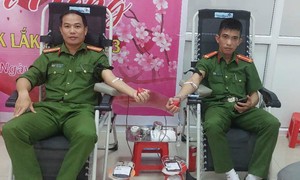 Hai chiến sỹ Công an vượt hơn 60 km hiến máu cứu bệnh nhân