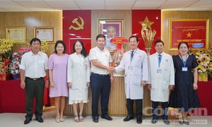 Ban Chuyên đề Công an TPHCM thăm, chúc mừng nhân ngày Thầy thuốc Việt Nam